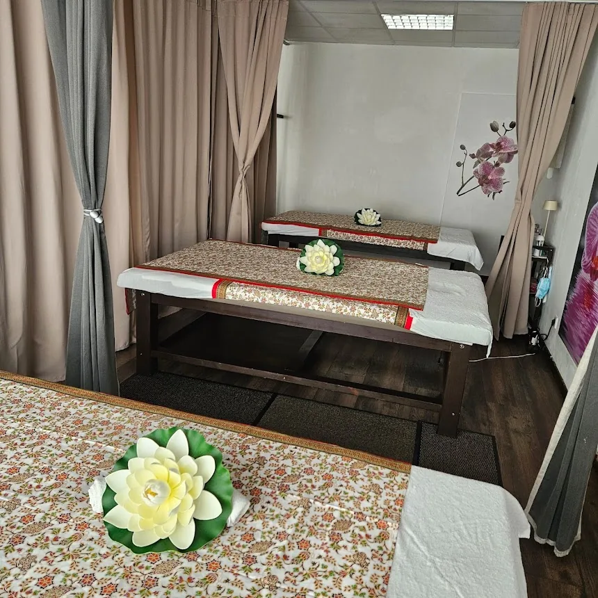 Behandlungsraum mit zwei Liegen, Thai-Decken und Lotusblüte