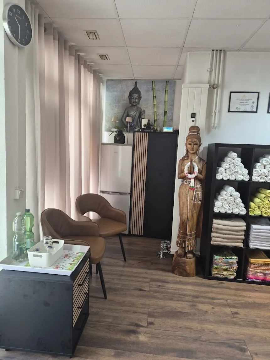 Wartebereich mit Sessel und Buddha-Figur
